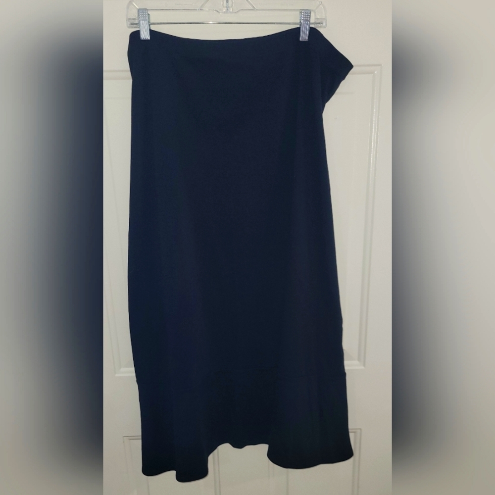 Women's plus size black  skirt, size 22/24.